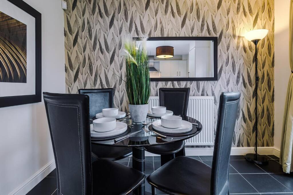 Stylish Townhouse Chester City Centre With Parking エクステリア 写真