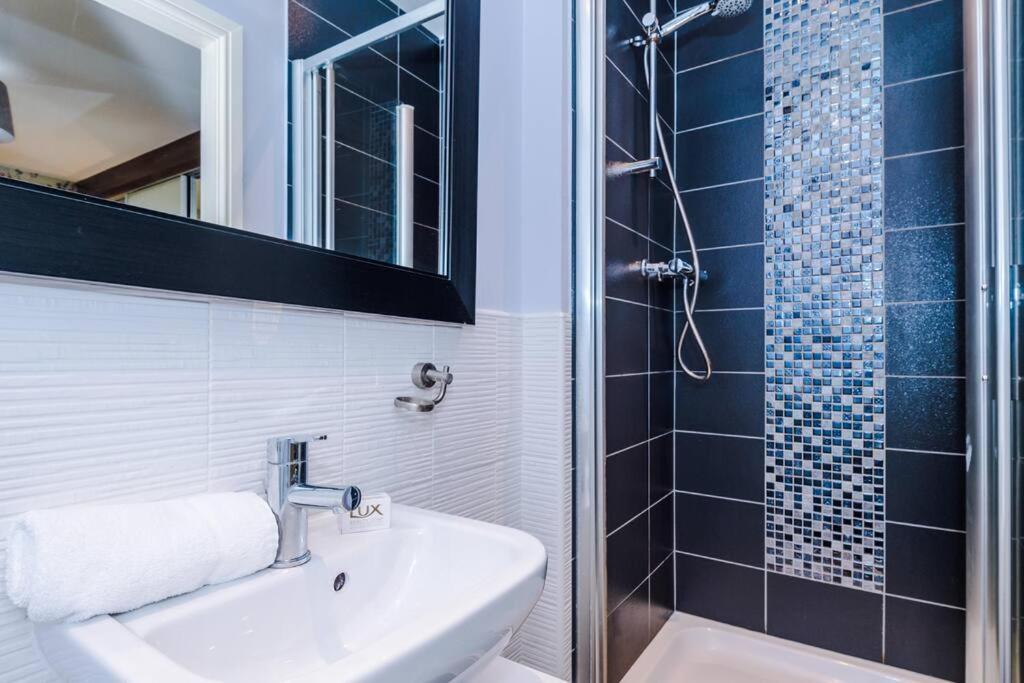Stylish Townhouse Chester City Centre With Parking エクステリア 写真