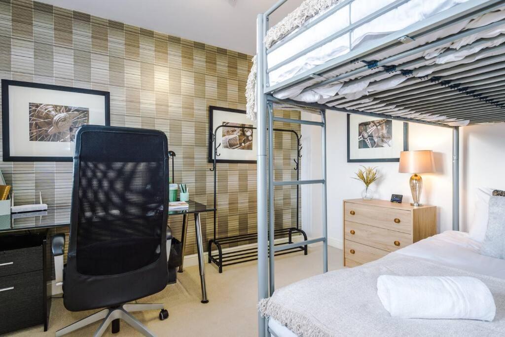 Stylish Townhouse Chester City Centre With Parking エクステリア 写真