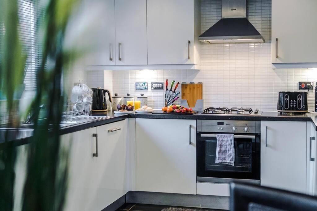 Stylish Townhouse Chester City Centre With Parking エクステリア 写真
