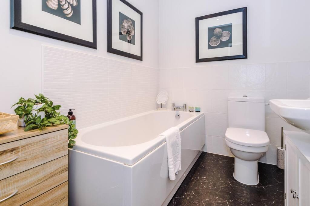 Stylish Townhouse Chester City Centre With Parking エクステリア 写真