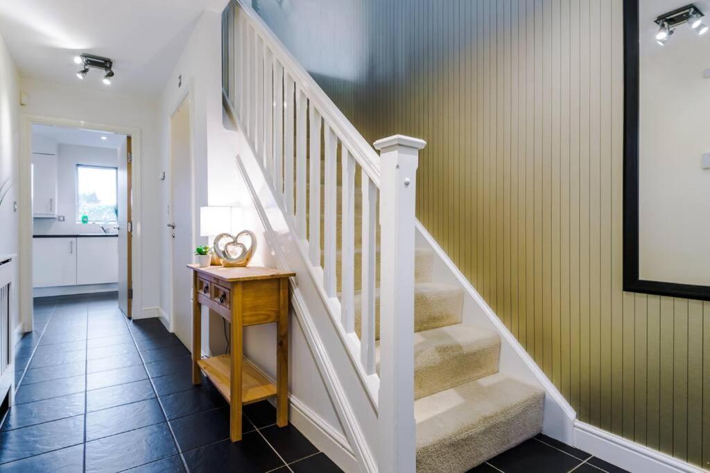 Stylish Townhouse Chester City Centre With Parking エクステリア 写真