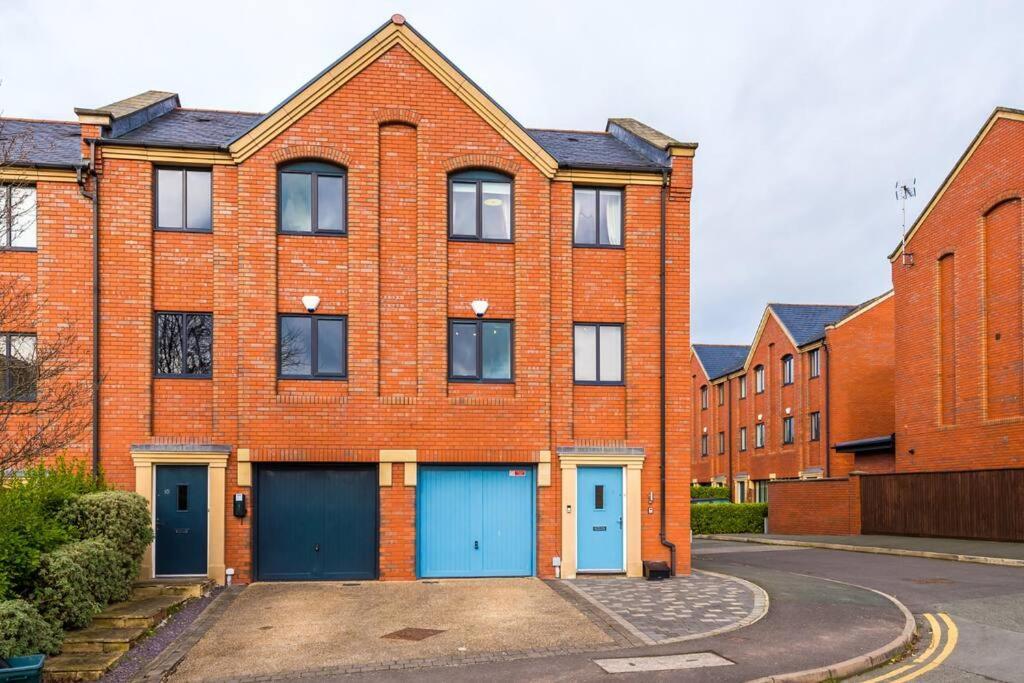 Stylish Townhouse Chester City Centre With Parking エクステリア 写真
