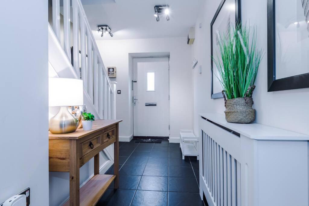 Stylish Townhouse Chester City Centre With Parking エクステリア 写真
