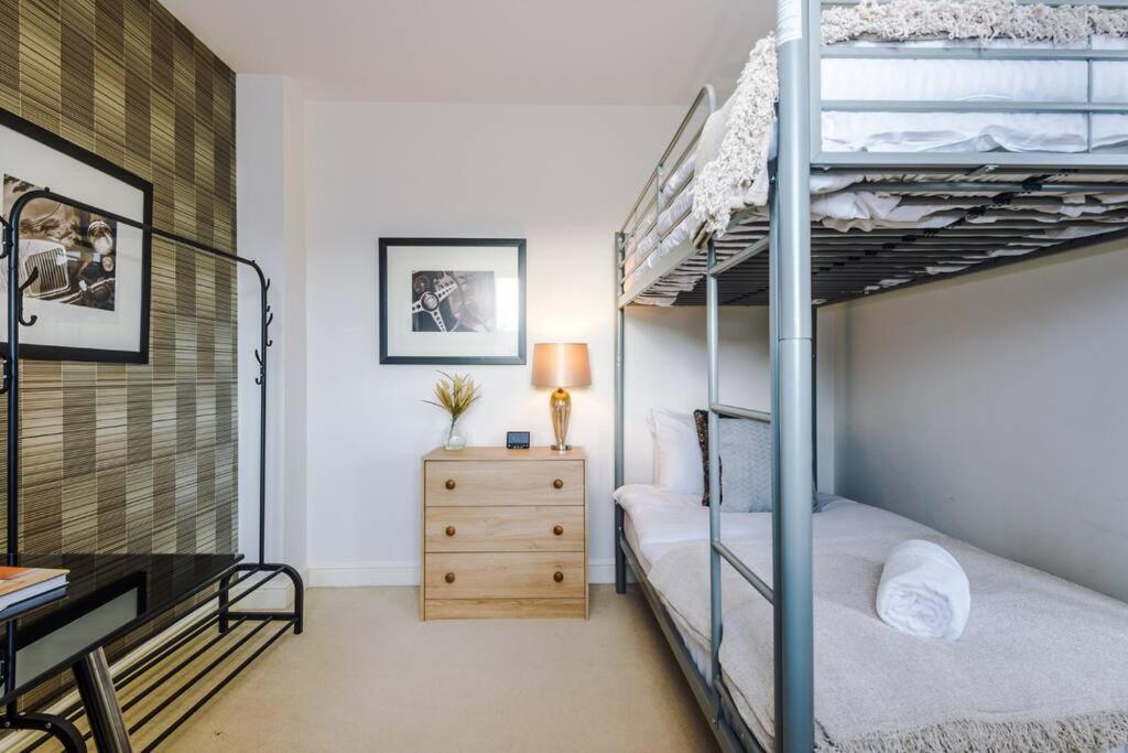 Stylish Townhouse Chester City Centre With Parking エクステリア 写真