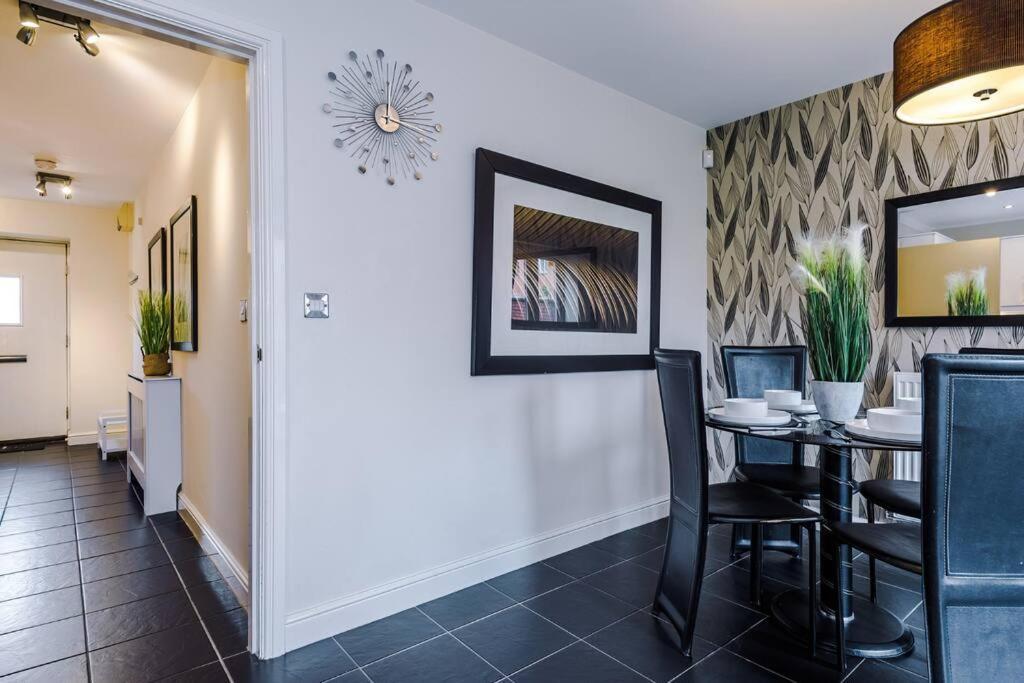 Stylish Townhouse Chester City Centre With Parking エクステリア 写真
