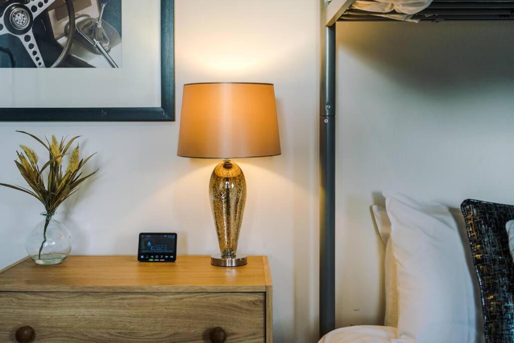 Stylish Townhouse Chester City Centre With Parking エクステリア 写真