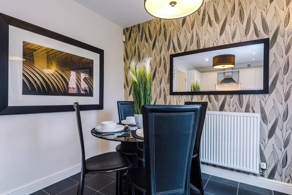 Stylish Townhouse Chester City Centre With Parking エクステリア 写真