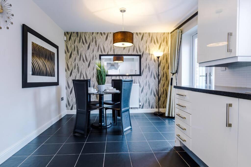 Stylish Townhouse Chester City Centre With Parking エクステリア 写真